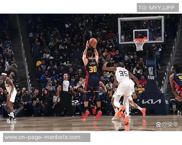 布克第三节强势回归5投4中砍下12分助力球队成功反超比分 布克第三节强势回归5投4中砍下12分助力球队成功反超比分