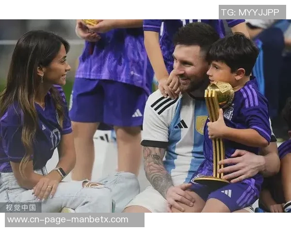 模特与梅西夫妇同框合影安东内拉T恤印梅西亲吻大力神杯瞬间