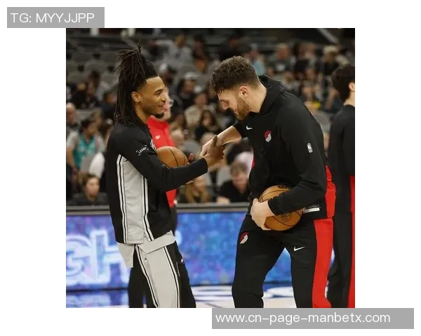 康大冠军队友重聚场边卡斯尔与克林根欢快嬉戏共度美好时光